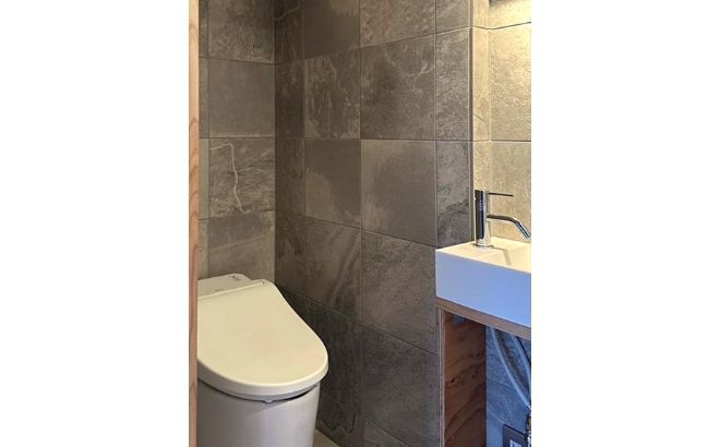13w_toilet.jpg